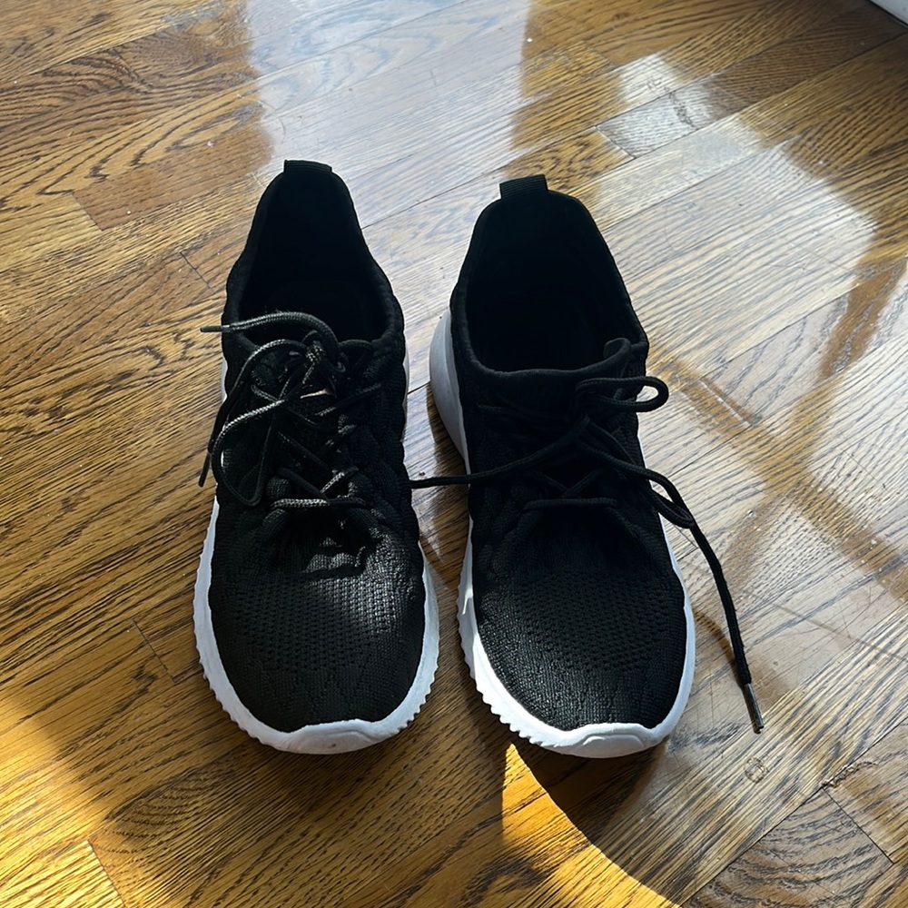 Danskin everlasting vegan black mesh sneakers size 8(US).